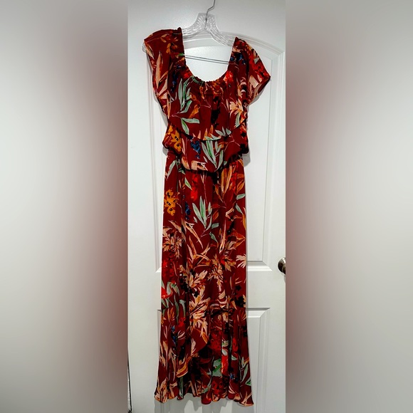 EXPRESS, 100% polyester, cinched waist,V’s in front on bottom,longer in back. - Picture 1 of 3